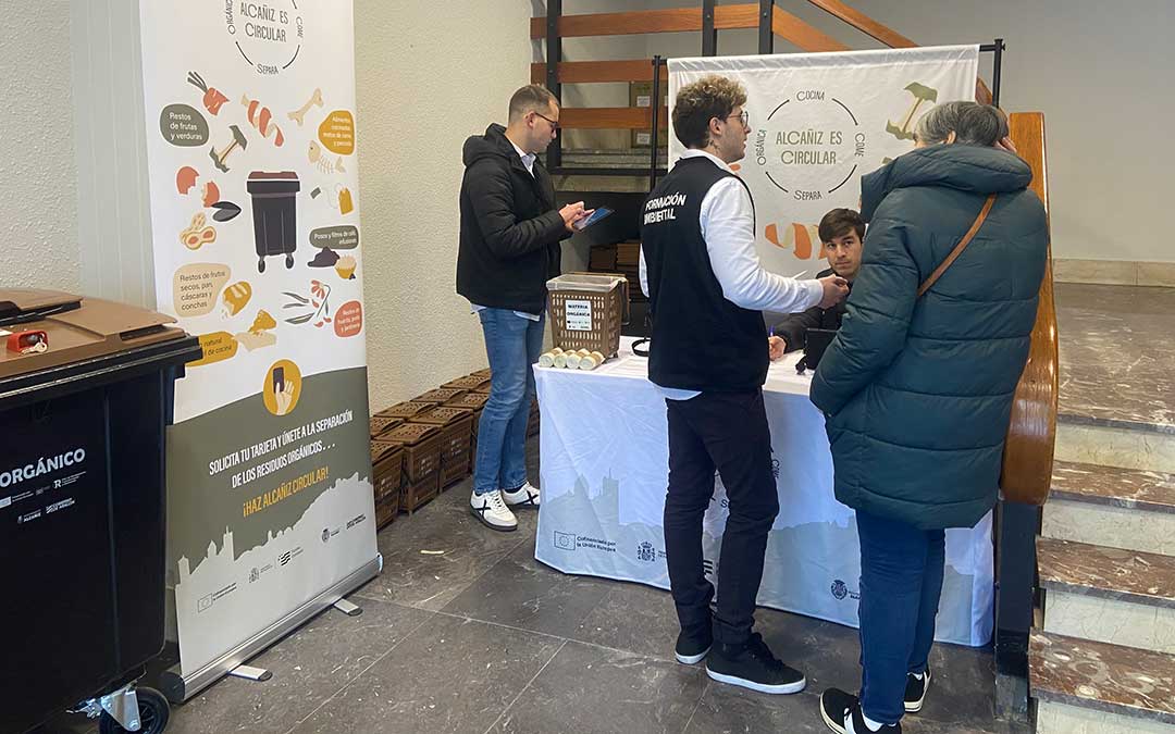 Stand informativo sobre el quinto contenedor / M. Monreal