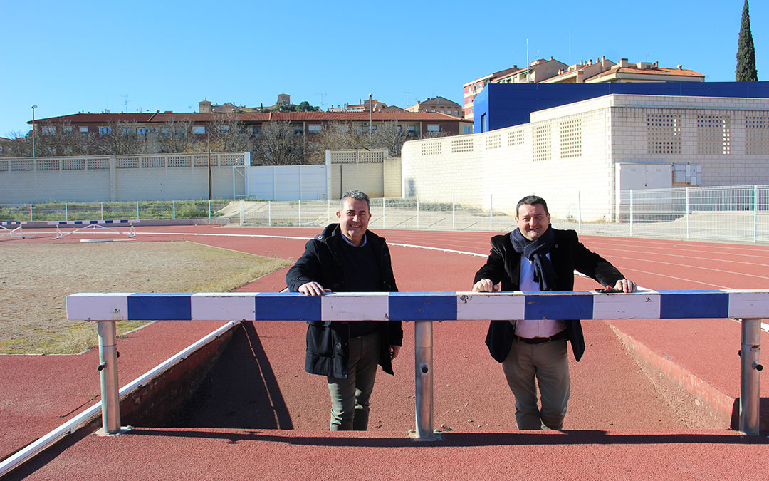 Orrios y Estevan en uno de los fosos de la pista de atletismo de Alcañiz durante la presentación del evento. / B. Severino