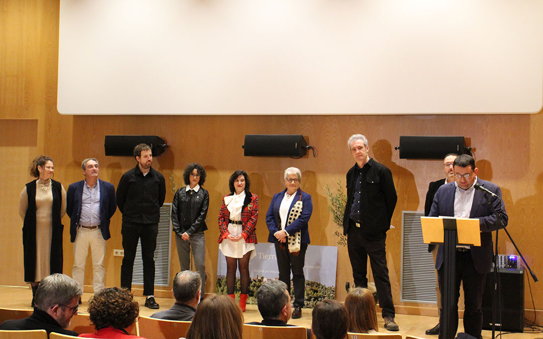 El alcalde de Alcañiz, Miguel Ángel Estevan; abrió la presentación del preestreno; seguido del concejal de Cultura, Javier Climent; el director y el elenco bajoaragonés. / B. Severino