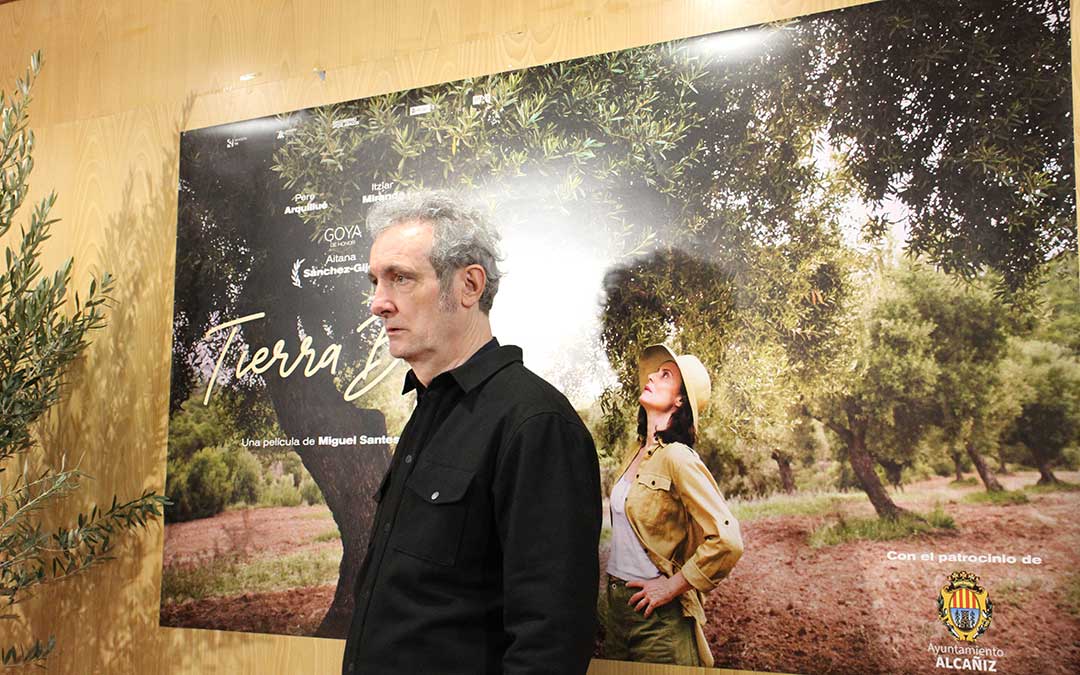 El director de la película Miguel Santesmases delante del cartel que refleja una escena de Aitana Sánchez-Gijón. / B. Severino