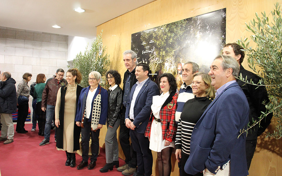 El director y el alcalde de Alcañiz posan con el reparto local de 'Tierra Baja'. / B. Severino