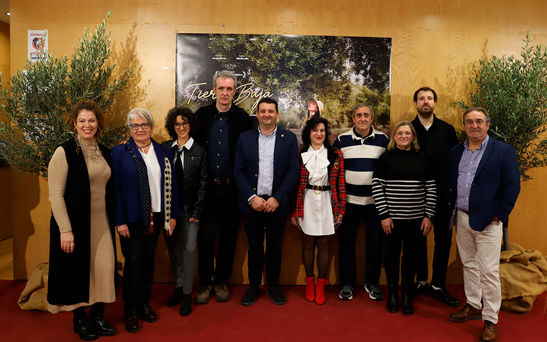 El reparto local de 'Tierra Baja', con El director y el alcalde de Alcañiz. / B. Severino
