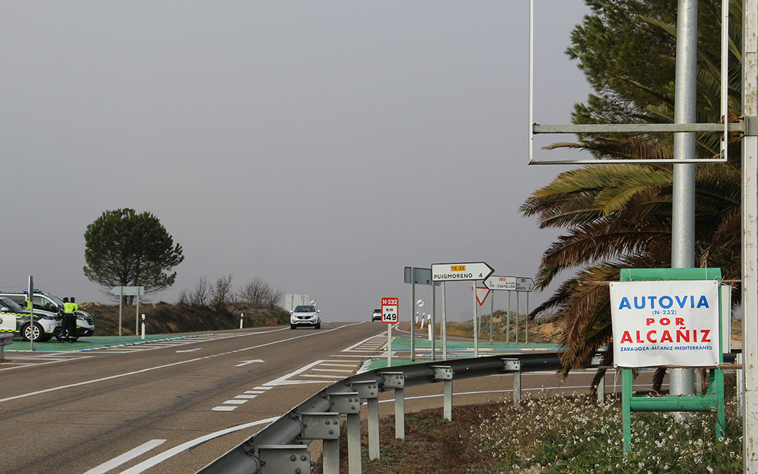 Cartel reivindicando la autovía A-68 en la N-232 en El Regallo. / B. Severino