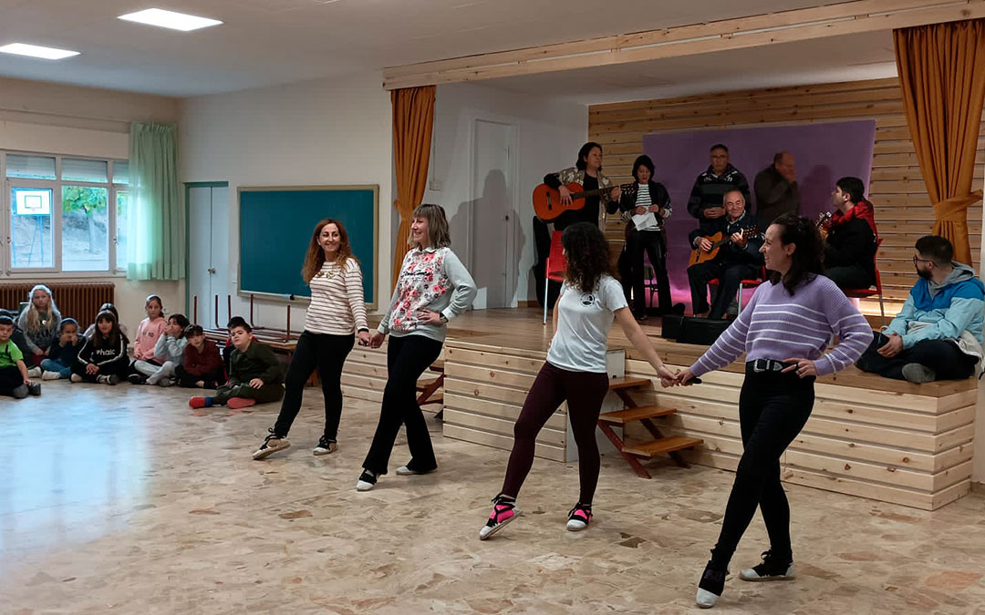 Ensayos en el colegio para aprender y preparar el primer festival de Navidad. / Grupo de Jota de Alcorisa