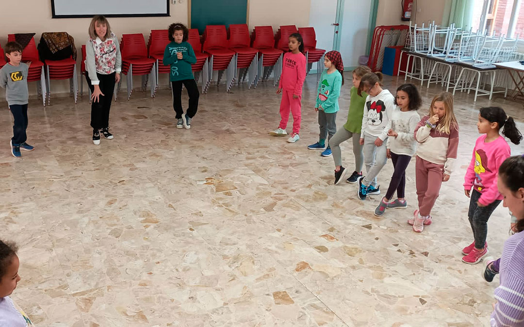 Ensayos en el colegio donde empezó todo para aprender y preparar el primer festival de Navidad. / Grupo de Jota de Alcorisa