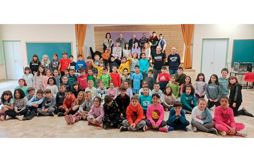 Foto de grupo en los ensayos en el colegio donde empezó todo para aprender y preparar el primer festival de Navidad. / Grupo de Jota de Alcorisa