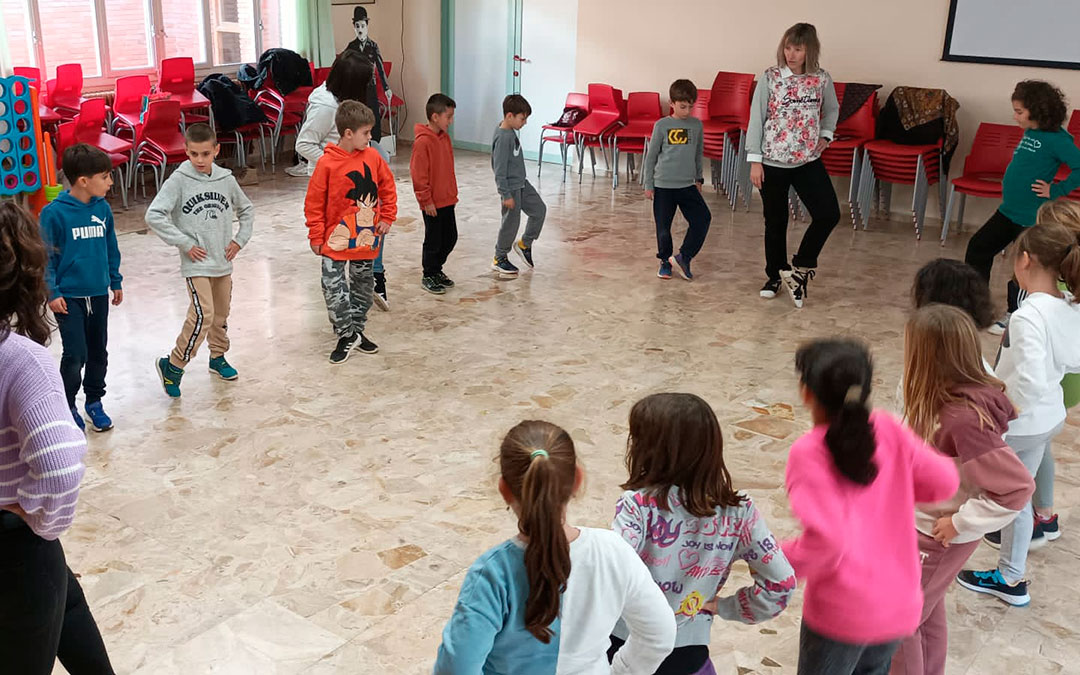 Ensayos en el colegio donde empezó todo para aprender y preparar el primer festival de Navidad. / Grupo de Jota de Alcorisa
