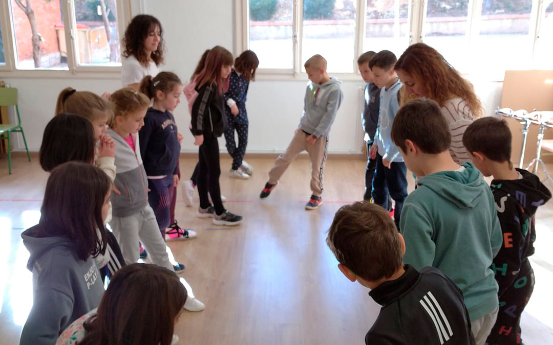 Ensayos en el colegio donde empezó todo para aprender y preparar el primer festival de Navidad. / Grupo de Jota de Alcorisa