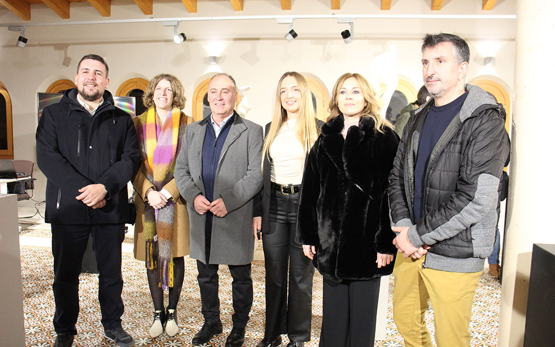 Estela Ferrer junto a las autoridades municipales. Expone 'Cuerpos etéreos' en la Semana Cultural de Alcorisa. / B. Severino