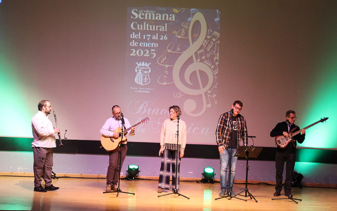 Subrayado de verde cantó por Sabina en la apertura de la Semana Cultural de Alcorisa. / B. Severino
