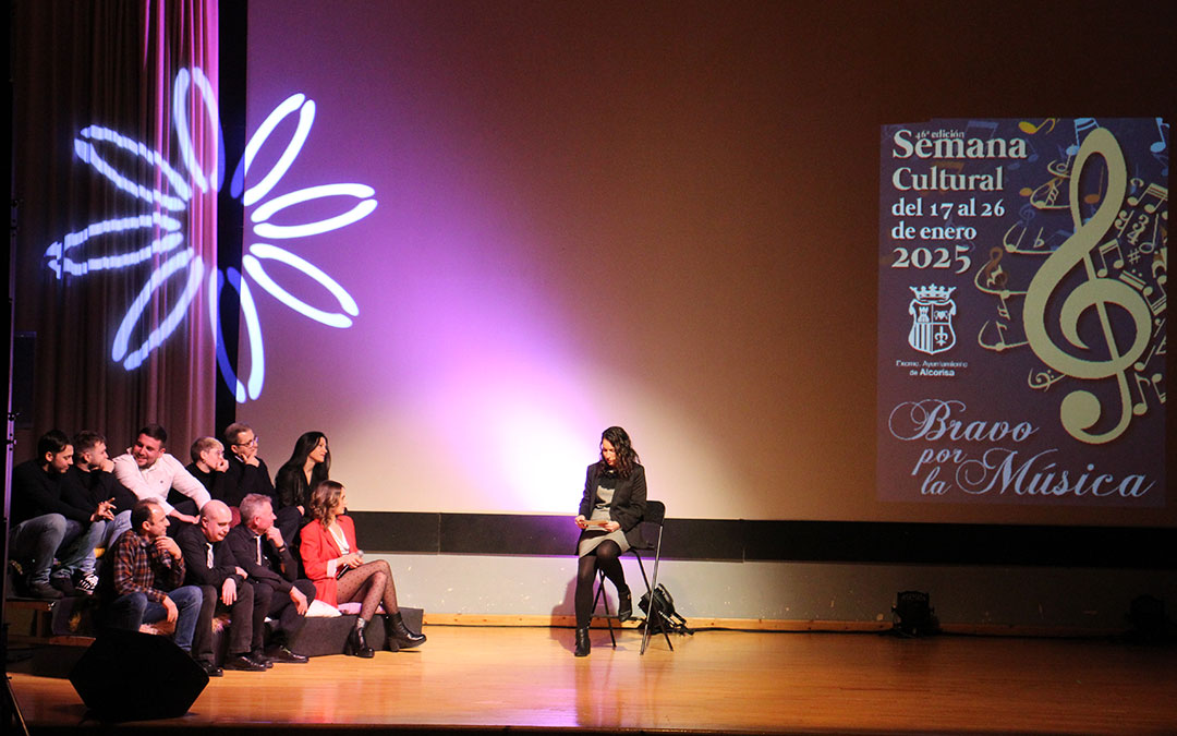 Mesa redonda con grupos y cantantes alcorisanos. / B. Severino