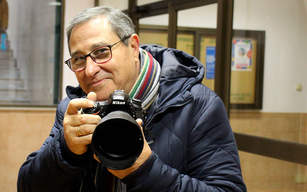 Tomás Montero asoma tras el objetivo con el que se "divierte" últimamente. / B. Severino