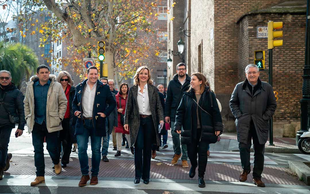 Alegría a su llegada a la sede del PSOE en Zaragoza, este viernes, acompañada por la alcaldesa de Mas de las Matas, María Ariño; y el portavoz de Caspe y diputado provincial, Abraham Martínez / @Pilar_Alegria