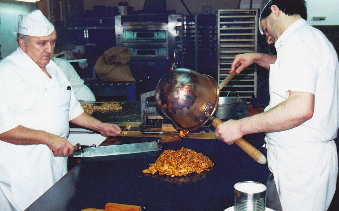 A la izquierda, José Luis Alejos haciendo guirlache en la pastelería en el año 1999./ Cedida por la familia