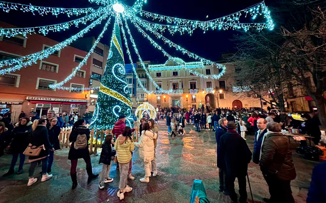 Familiares y niños han acudido a entregar a sus deseos para los Reyes Magos./ Ayto. Caspe