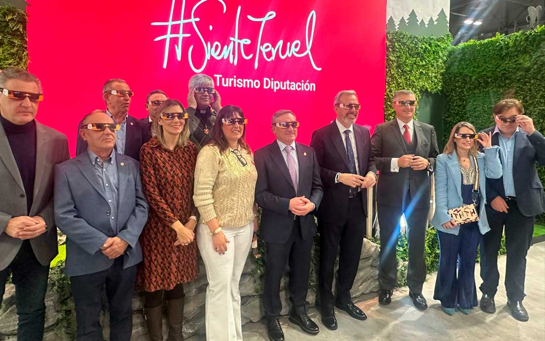 Miembros de DPT y DGA posan con las gafas en el stand de Aragón./ DPT