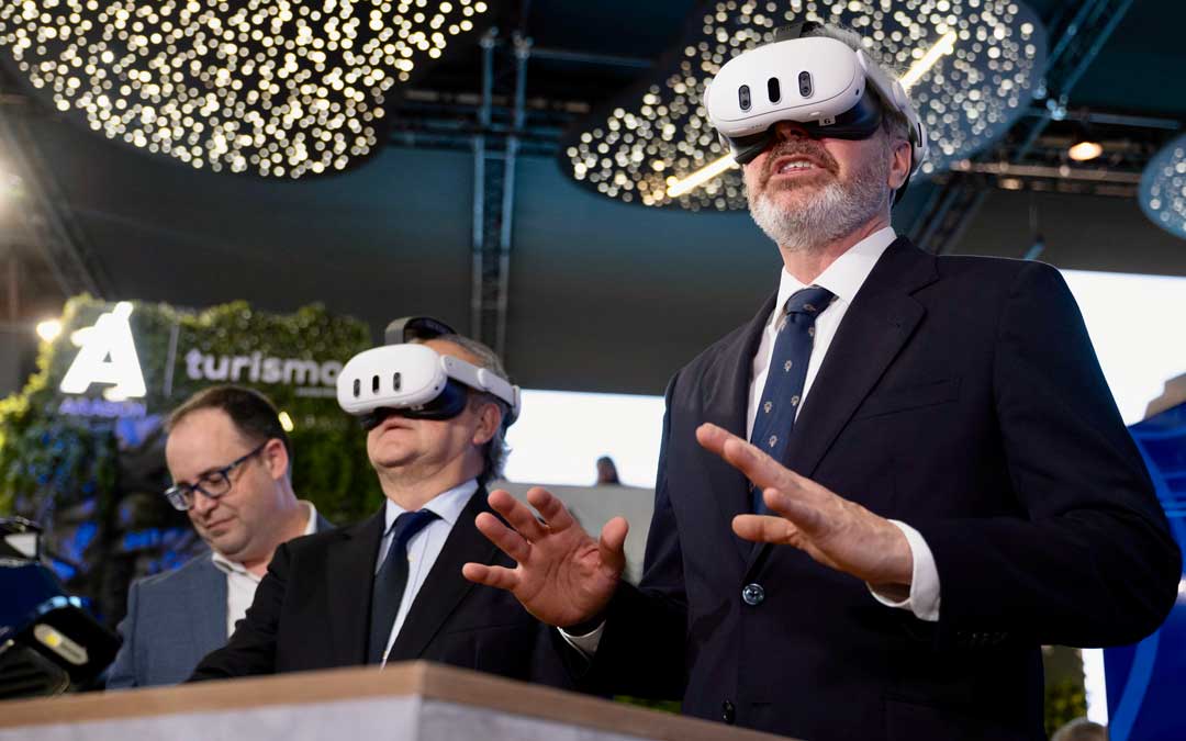El presidente, Jorge Azcón, probando algunos de los atractivos del stand./ DGA