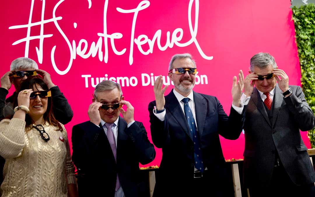 Representantes de las administraciones aragonesas con las gafas para poder ver el eclipse en Teruel/ DGA