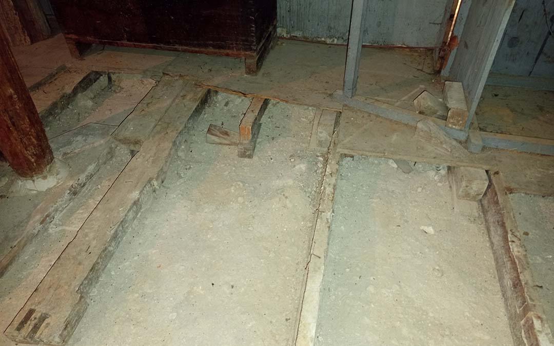 Desperfectos por termitas en la iglesia de Peñarroya de Tastavins./M.J. Salvador.