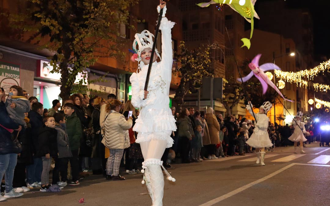 Una participante bailando durante la cabalgata./ Sandra Jiménez