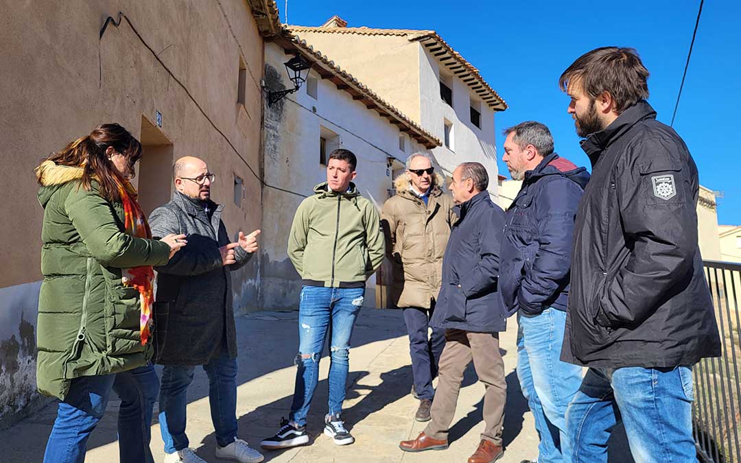 Visita del portavoz del PAR, Alberto Izquierdo; y otros miembros del partido a Bordón./ PAR