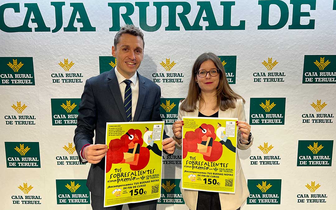 El director del departamento de Desarrollo de Negocio de Caja Rural de Teruel, Carlos García, y Sandra Martínez, componente del mismo departamento. / Caja Rural