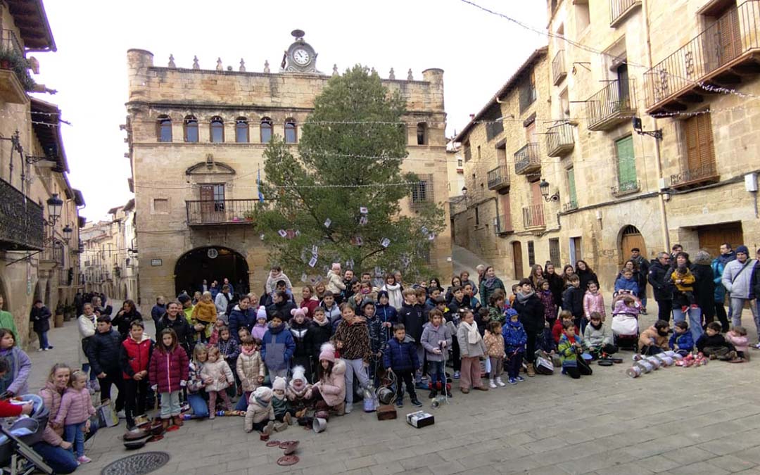 Los niños de La Fresneda con los calderons / La COMARCA