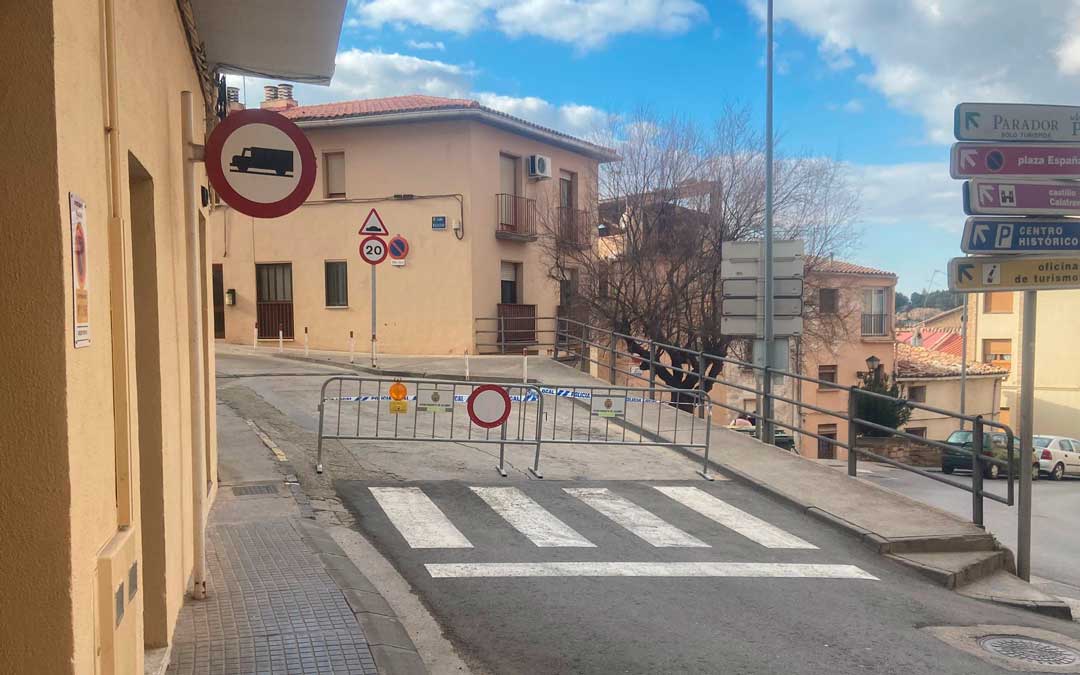 La calle Mazaleón este jueves cortada al tráfico./ M.M.R.