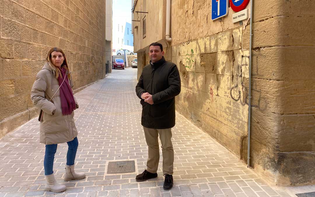 La concejal de Hacienda, Anabel Fernández, y el alcalde de Alcañiz, Miguel Ángel Estevan, a la entrada del callizo Convento ya reformado./ AYTO.