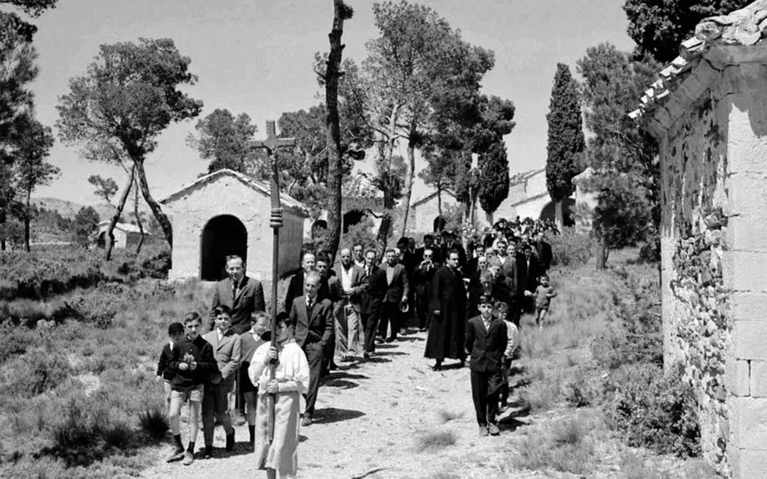 Imagen de los años 50. Al Calvario se subía el Jueves Santo para celebrar el Via Crucis solemne y también el 16 de abril para festejar el día de la patrona, Santa Engracia, a la que está dedicada la ermita / Archivo Santolea Viva