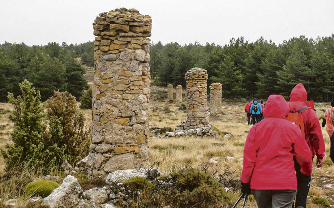 Más de cien pilones unen Allepuz y Villarroya para orientarse en época de nieves y entre las frecuentes nieblas / Comarca Maestrazgo
