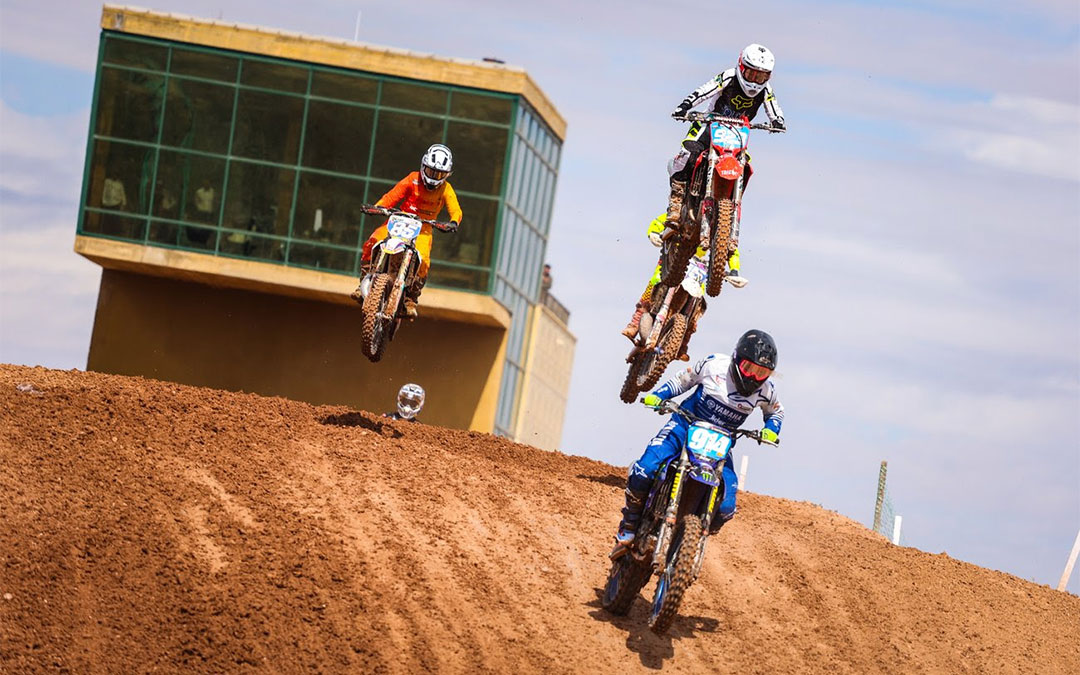 Imagen de los pilotos del CEMX saltando en el circuito de motocross de Motorland Aragón./ Motorland