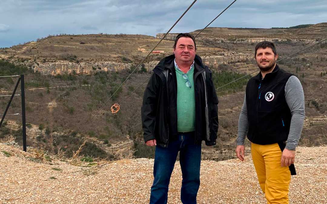 Ricardo Altabás y Marcos Jiménez en la tirolina / Ayto. Cantavieja