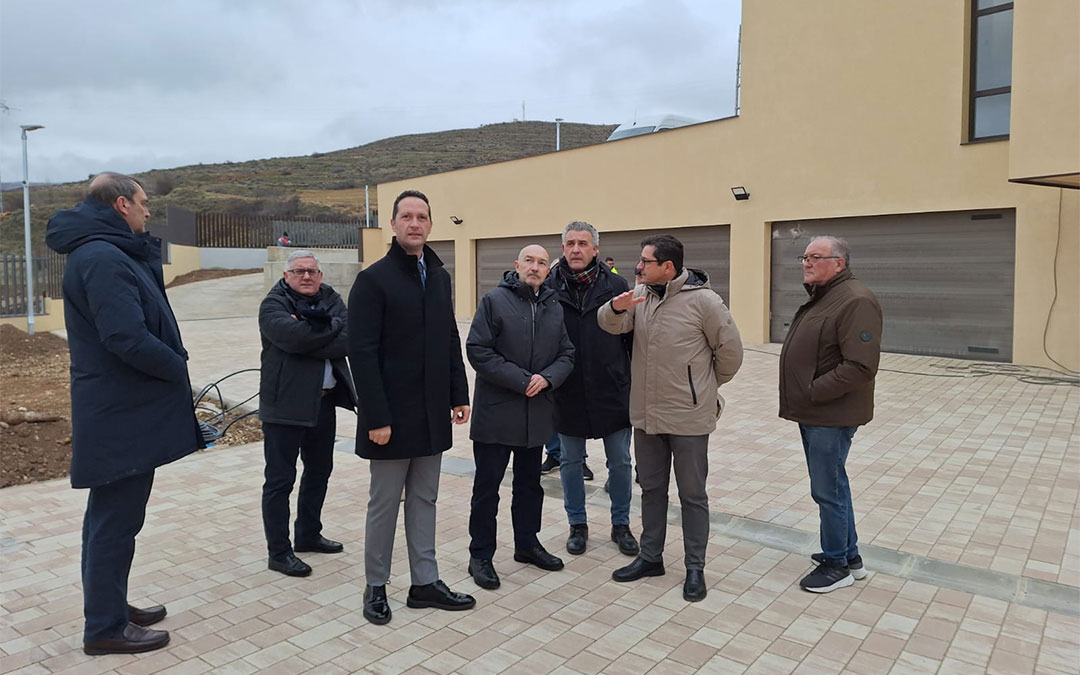 El delegado del Gobierno en Aragón, Fernando Beltrán, visitó este jueves la nueva casa cuartel./ Delegación del Gobierno