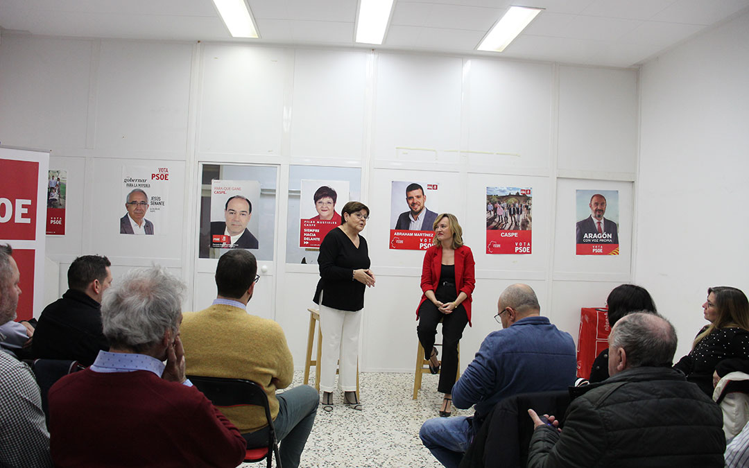 La secretaria general del PSOE Caspe, Pilar Mustieles, ejerció de anfitriona e introdujo el acto con Pilar Alegría. / B. Severino