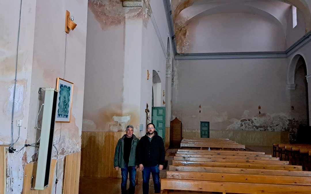 El alcalde de Castel de Cabra, Francisco Rodríguez, junto al diputado en las Cortes Ángel Peralta en el interior de la iglesia./ PSOE.