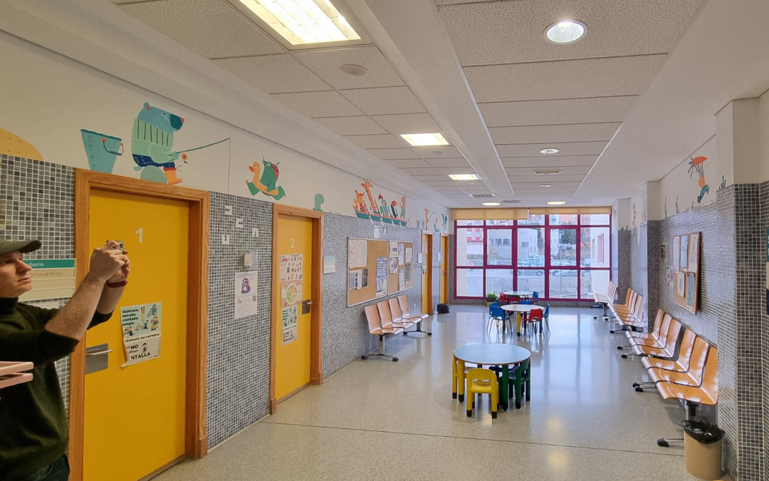 Varios animales juegan con los azulejos de la sala de espera de pediatría de Alcañiz./ Believe in Art