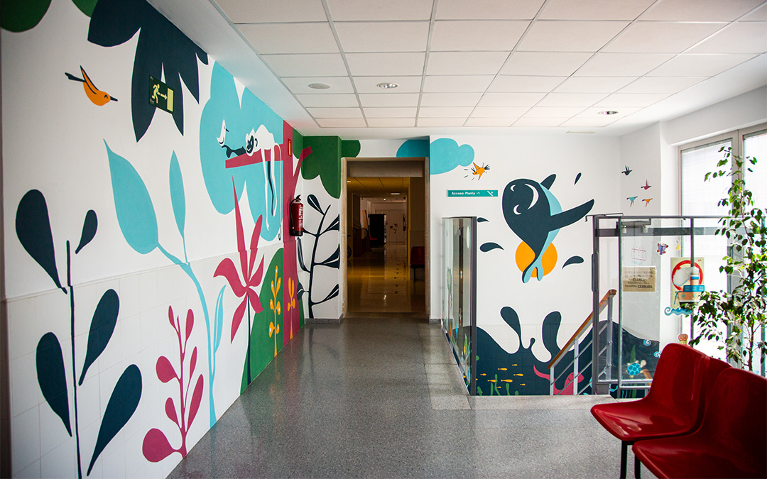 La sala de espera de pediatría de Andorra tiene ahora una gran selva y un pequeño océano./ R.M.