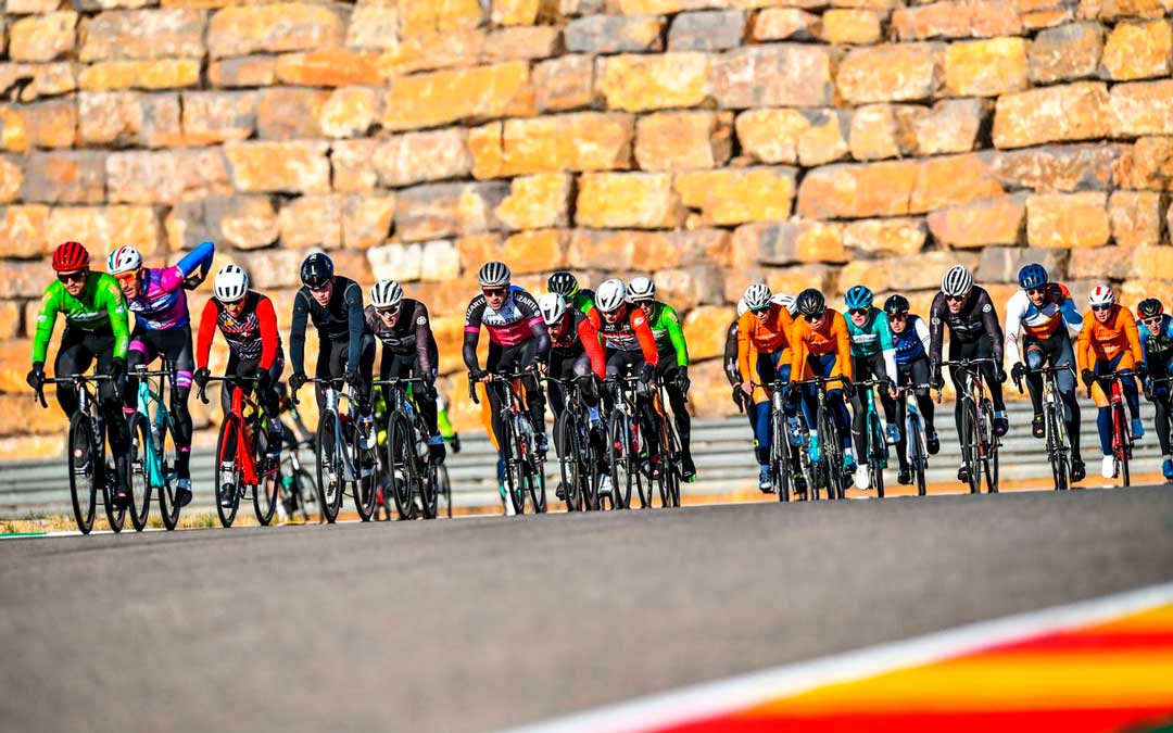 Imagen de los participantes en ciclismo en la pasada edición./ Motorland Aragón