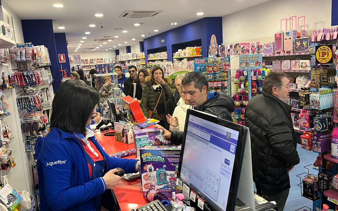 En comercios como Juguettos fue habitual ver largas colas a la hora de pagar. En la imagen, compras. /C.O