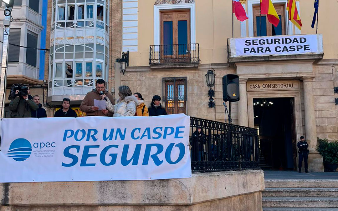 Concentración APEC Caspe seguridad ciudadana./ María Ibáñez