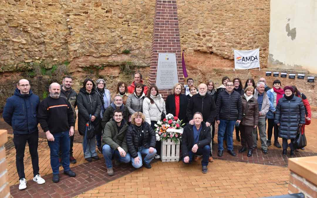 Foto de familia de los asistentes al homenaje./ J.A.