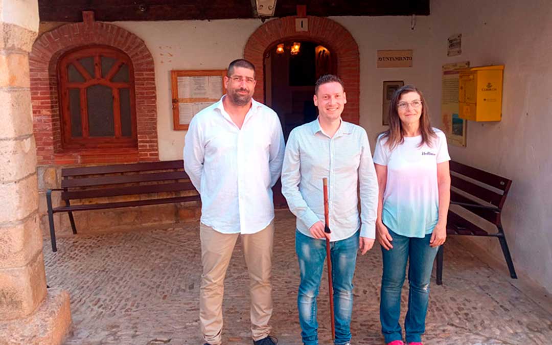 Yolanda Gil junto con el alcalde y el teniente alcalde tras la investidura / Ayto.