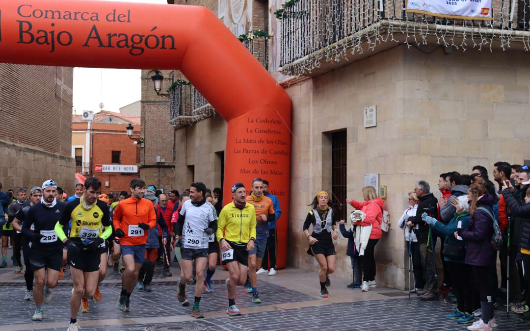 Salida de los corredores que encabezan la X Quematurrones en Calanda./ S.J.