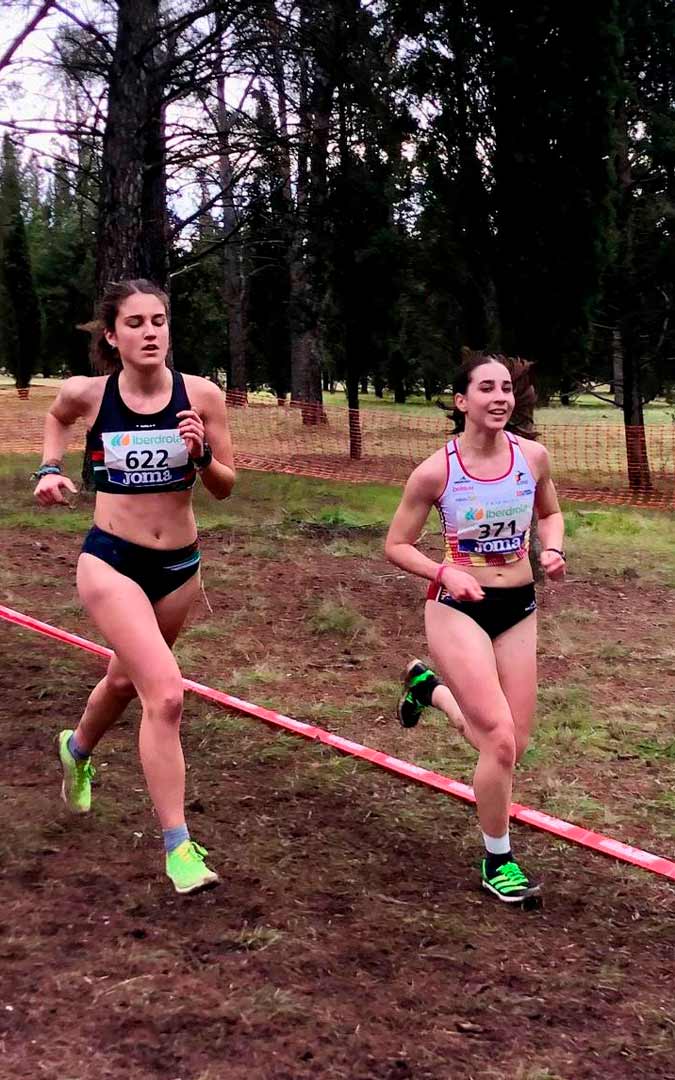 La tragamillera Daniela Anoro (derecha) durante el Campeonato de España de Cross./ Tragamillas