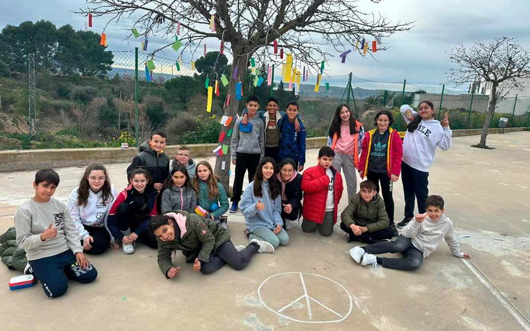 Los alumnos del colegio Alejo Lorén han decorado un árbol y recogido mensajes de paz. / Ana Belén Labodía