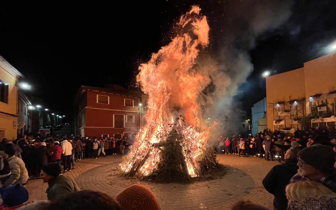 Centenares de personas contemplan las magnitud de la hoguera central en la Plaza de la Iglesia./ La COMARCA