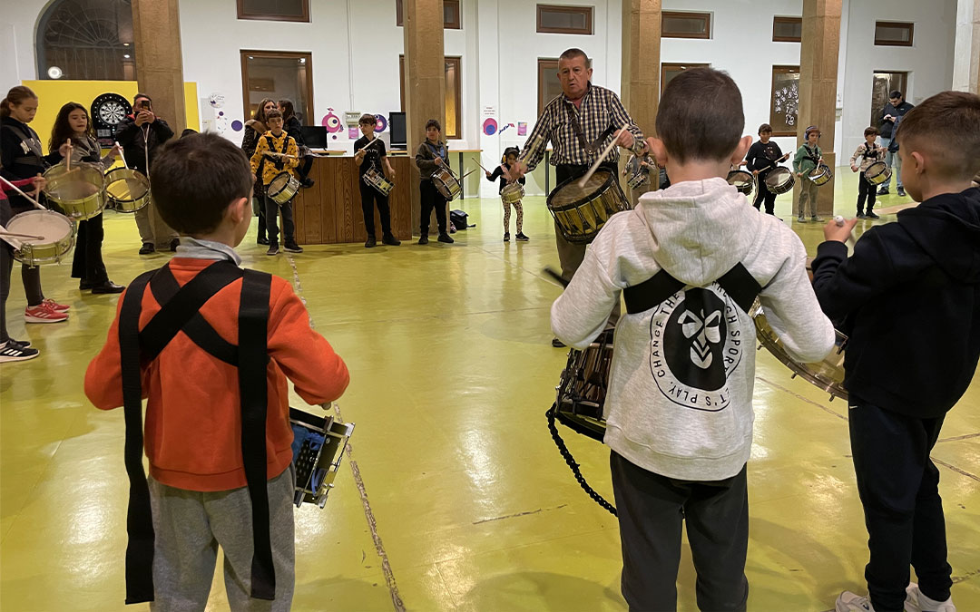 Primer día de clase de la Escuela de Tambor en Alcañiz./ María Celiméndiz