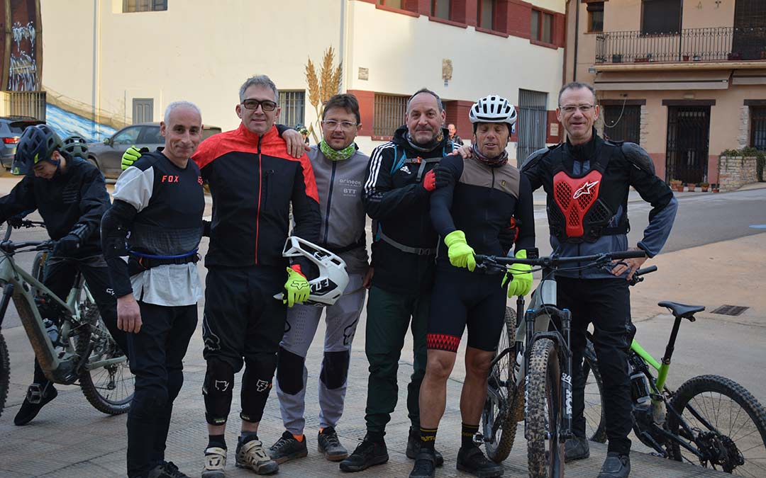 Ciclistas este domingo en Mas de las Matas a punto de salir por la nueva ruta de 'El Molinico", de 45 km y un desnivel de más de 1.140 metros / I. Marinescu