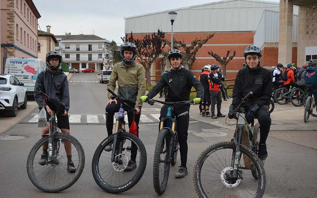 Ciclistas este domingo en Mas de las Matas a punto de salir por la nueva ruta de 'El Molinico", de 45 km y un desnivel de más de 1.140 metros / I. Marinescu